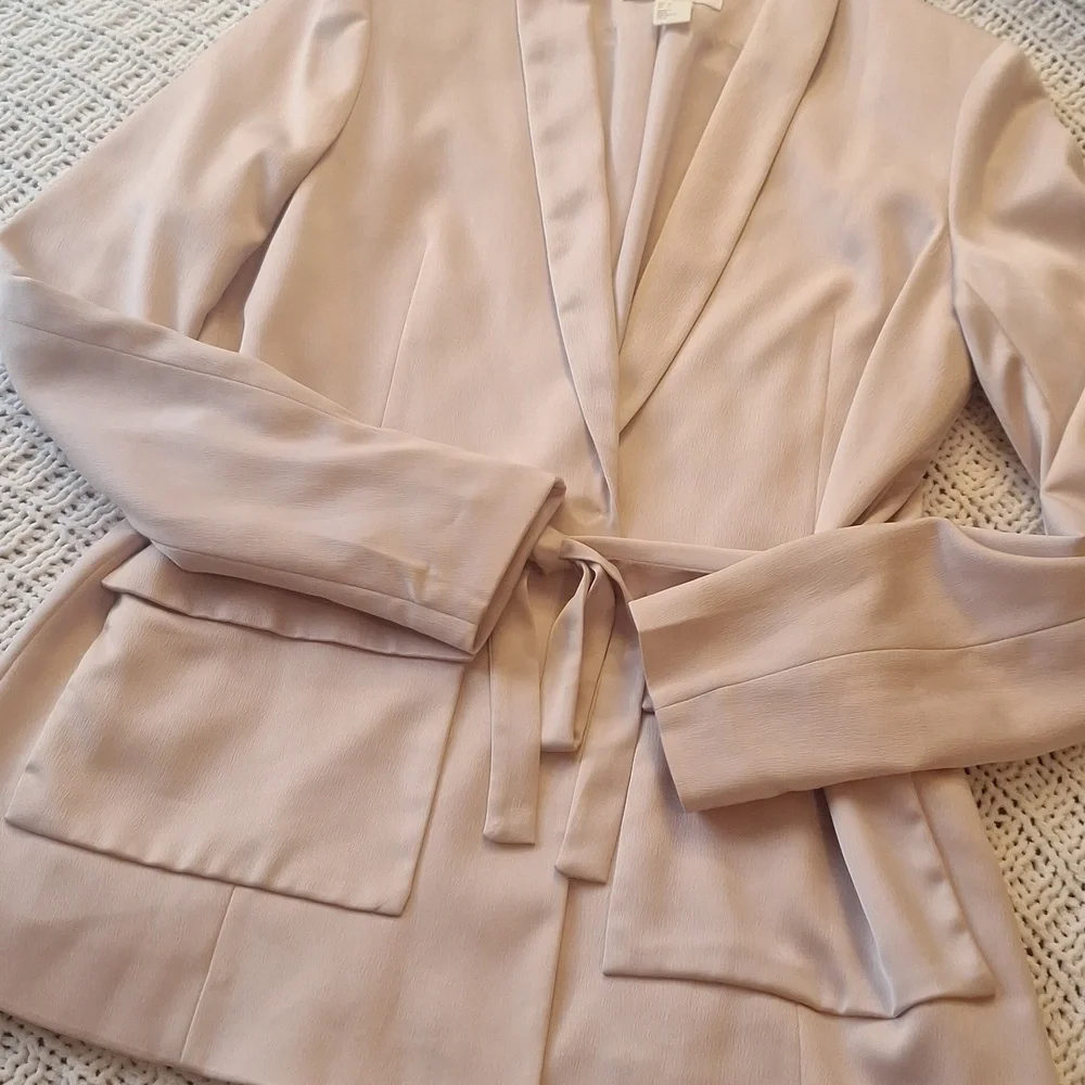 H&M Soft pink Suit Jacket w/ Inside Snap 2 lg Pockets & Tie Size 4 - Picture 4 of 7
